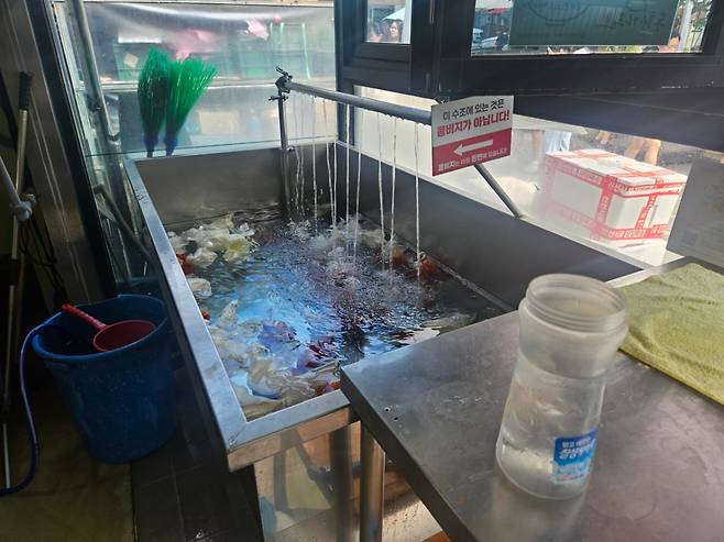 2일 정오쯤 강릉의 한 초당순두부집 모습. 판매용 순두부를 관리하기 위해 물을 틀어놨다./사진=박상혁 기자.