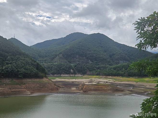2일 오전 강원 강릉시 오봉저수지의 모습. 물로 가득차야 할 이곳은 바닥을 드러냈다. /사진=박상혁 기자.