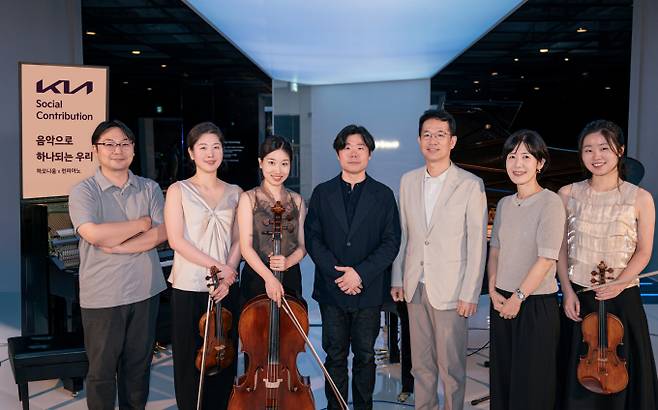 이덕현 기아 지속가능경영실장 상무(오른쪽 세번째), 박종화 서울대학교 음악대학 교수 등이 지난달 30일 서울 성수동의 기아 언플러그드 그라운드에서 연주자들과 기념 사진을 촬영한 모습. /사진=기아