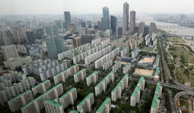 여의도 재건축 최대어로 꼽히는 여의도대교아파트 재건축사업이 삼성물산의 단독 입찰로 유찰됐다. 사진은 여의도 일대 재건축 대상 아파트 단지 전경. /사진=뉴스1