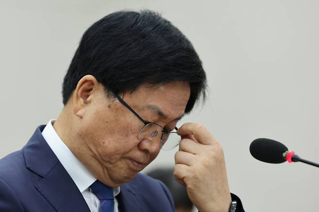 최교진 사회부총리 겸 교육부 장관 후보자가 인사청문회에서 초등학교 3학년때부터 영어 교육을 해도 충분하다는 소신을 밝혔다. 사진은 최교진 사회부총리 겸 교육부 장관 후보자가 2일 서울 여의도 국회 교육위원회에서 열린 인사청문회에서 자신의 안경을 고쳐쓰고 있는 모습. /사진=뉴스1