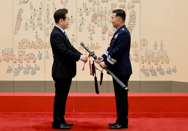 이재명 대통령이 2일 서울 용산구 대통령실 청사에서 진영승 합동참모의장 후보자 등 대장 진급자 7명에게 수치를 수여했다. /사진=뉴시스(대통령실통신사진기자단)