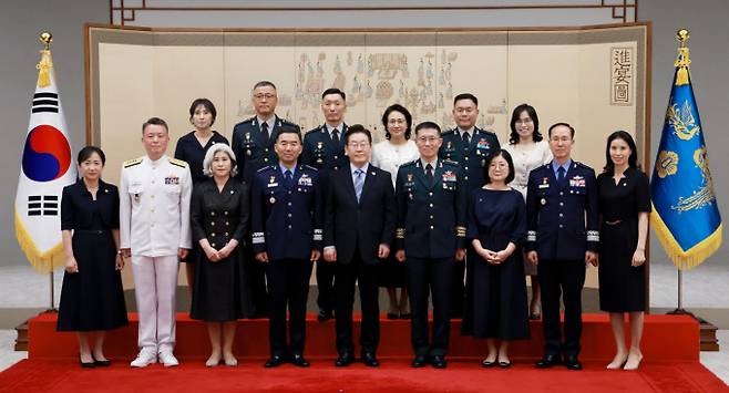 이재명 대통령이 2일 서울 용산구 대통령실 청사에서 진영승 합동참모의장 후보자 등 대장 진급자 7명에게 수치를 수여했다. 사진은 이재명 대통령이 2일 서울 용산 대통령실 청사에서 열린 대장 진급·보직 신고 및 삼정검 수치 수여식에서 대장 진급자 등 참석자들과 기념촬영을 하고 있는 모습. /사진=뉴시스(대통령실통신사진기자단)