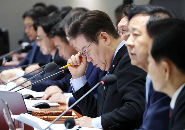 토의자료 살피는 李대통령 : 이재명 대통령이 2일 오전 서울 용산 대통령실에서 열린 국무회의에서 ‘국가 성장전략’에 대한 토의 자료를 살펴보고 있다. 연합뉴스