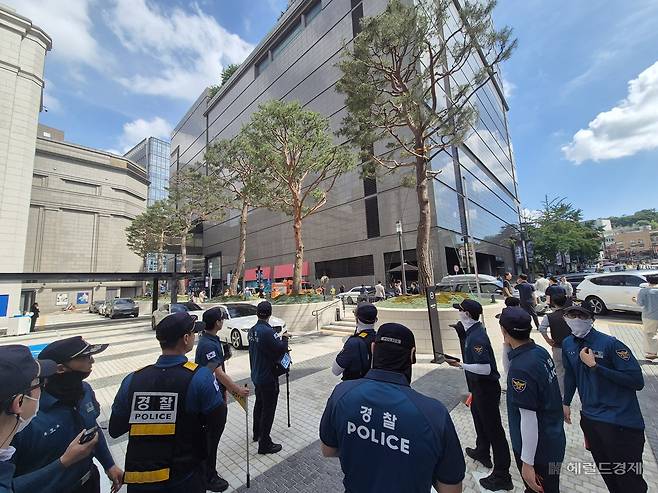 지난 8월 5일 오후 서울 중구 신세계백화점 본점에 폭발물이 설치됐다는 허위신고가 접수돼 경찰특공대를 비롯한 경찰력 242명이 투입됐다. 중부소방등에서는 소방대원 139명과 소방차 27대가 동원됐다. 김도윤 기자.