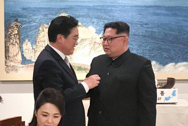2018년 남북정상회담 당시 김정은 위원장과 우원식 원내대표. 연합뉴스