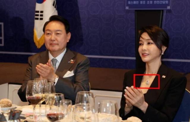 ▲2022년 6월 29일 스페인 마드리드 만다린 오리엔탈 리츠호텔에서 열린 동포 만찬간담회에서 당시 김건희 전 코바나 대표가 착용한 반 클리프 목걸이 모습. ⓒ연합뉴스
