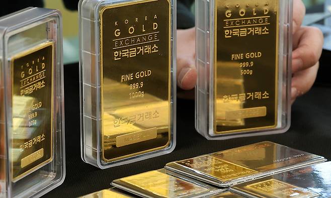 서울 종로구 한국금거래소 종로본점에 골드바가 진열되어 있다. 뉴스1