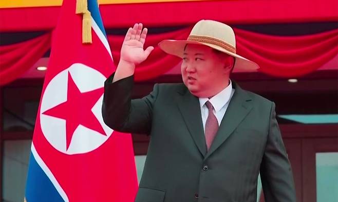 김정은 북한 국무위원장이 지난 8월 30일 함경남도 낙원군에 세워진 대규모 바다 양식기지인 낙원군바닷가양식사업소 준공식에 참석한 모습. 조선중앙TV·뉴시스