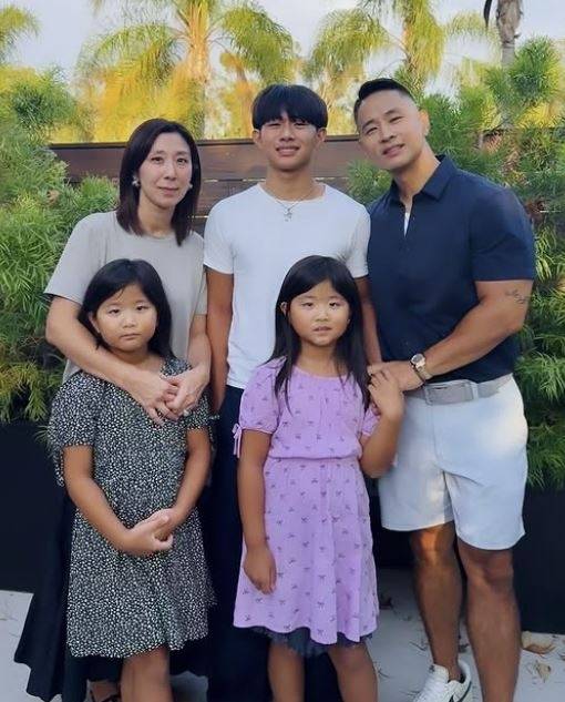 쌍둥이 딸·가족 사진 공개한 유승준 - 최근 LA총영사를 상대로 낸 비자 발급 거부처분 취소 소송에서 승소한 가수 유승준(오른쪽)씨가 자신의 인스타그램에 공개한 가족사진. 지난 2002년 입대를 앞두고 돌연 미국으로 출국해 시민권을 취득한 유씨는 지난 2004년 현지에서 결혼해 2남 2녀의 자녀를 뒀다. 유승준 인스타그램 캡처