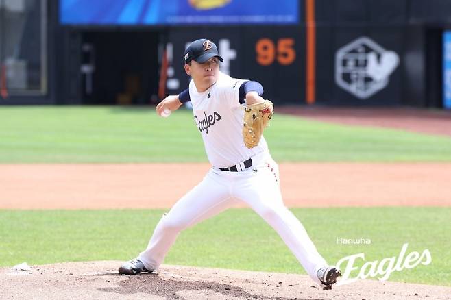 한화 이글스 강재민이 지난달 7일 대전 한화생명볼파크에서 공을 던지고 있다. 한화 이글스 제공