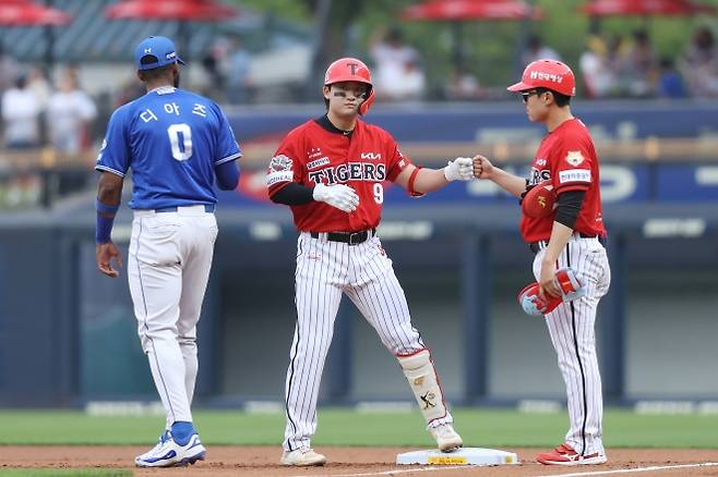 KIA 타이거즈 윤도현이 6월 10일 광주 기아챔피언스필드에서 열린 2025 KBO리그 정규시즌 삼성 라이온즈와의 홈 경기에서 안타를 친 뒤 주루 코치와 하이파이브하고 있다. KIA 타이거즈 제공
