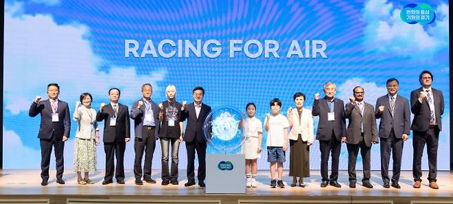 2일 경기신용보증재단에서 열린 2025 청정대기 국제포럼에서 김동연 경기도지사, 미래세대(어린이),강금실 기후대사, 김시용 경기도의회 도시환경위원장, 최재천 생명다양성재단 대표, 김서경 청소년 기후행동 활동가 등이 세리머니 후 기념촬영을 하고 있다. (경기도 제공)