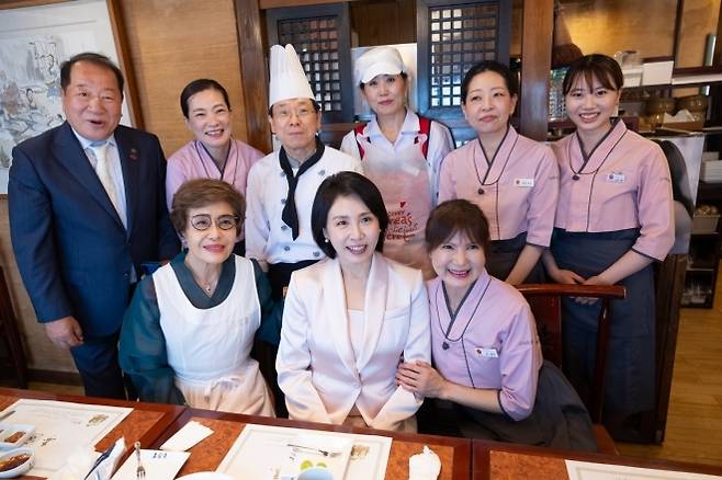 도쿄 한인 동포 식당 찾은 김혜경 여사 - 이재명 대통령 부인 김혜경 여사가 지난달 24일 일본 순방 중 한인 동포가 운영하는 한식당을 깜짝 방문해 기념사진을 찍고 있다. 대통령실 제공
