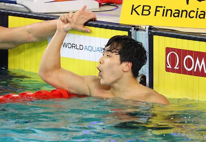 지유찬은 한국수영의 취약종목인 남자 자유형 50m에서 매년 새 역사를 쓰고 있다. 올해는 지난달 1일(한국시간) 싱가포르에서 끝난 세계선수권에서 한국수영 사상 첫 자유형 50m 결선 진출과 아시아기록(21초66) 수립이라는 두마리 토끼를 잡았다. 뉴시스