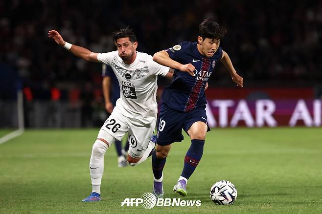 파리 생제르맹(PSG) 이강인(오른쪽). /AFPBBNews=뉴스1