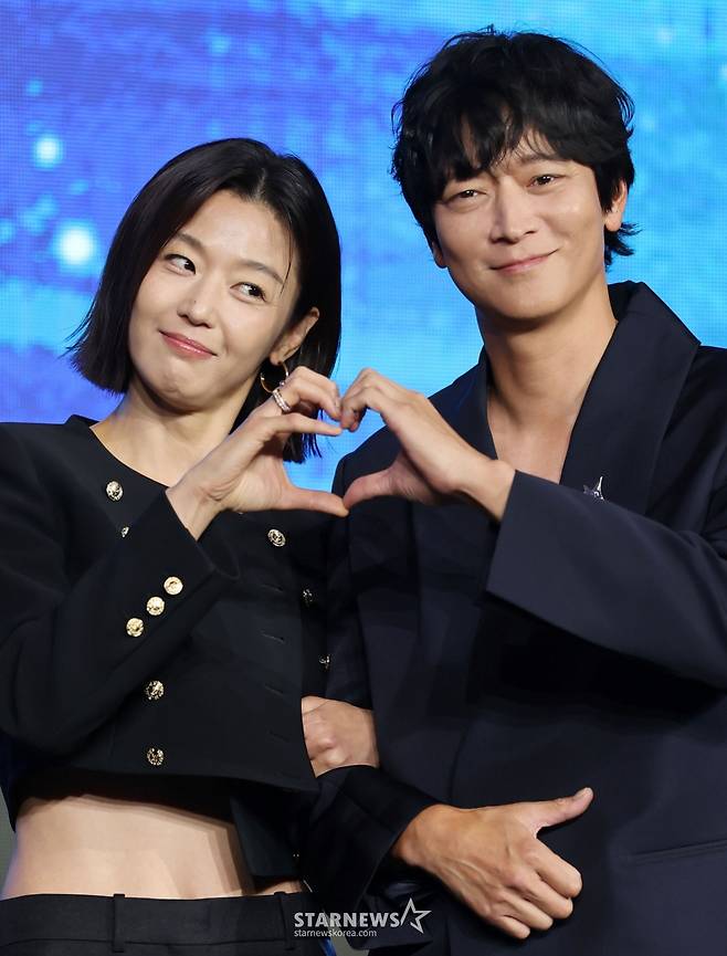 배우 전지현, 강동원이 2일 오전 서울 포시즌스 호텔에서 진행된 디즈니+ 오리지널 시리즈 '북극성' 제작발표회에 참석해 포즈를 취하고 있다. 유엔대사로서 국제적 명성을 쌓아온 문주(전지현)가 대통령 후보 피격 사건의 배후를 쫓는 가운데, 그녀를 지켜야만 하는 국적불명의 특수요원 산호(강동원)와 함께 한반도를 위협하는 거대한 진실을 마주하는 첩보 멜로 시리즈 '북극성'은 오는 10일 공개된다. /2025.09.10 /사진=이동훈 photoguy@