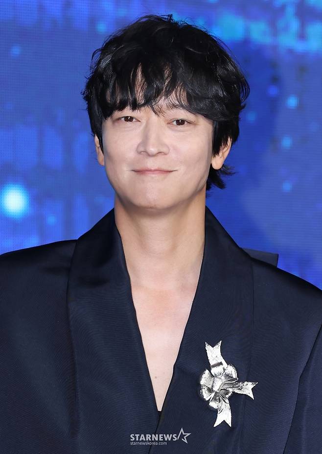 배우 강동원이 2일 오전 서울 포시즌스 호텔에서 진행된 디즈니+ 오리지널 시리즈 '북극성' 제작발표회에 참석해 포즈를 취하고 있다. 유엔대사로서 국제적 명성을 쌓아온 문주(전지현)가 대통령 후보 피격 사건의 배후를 쫓는 가운데, 그녀를 지켜야만 하는 국적불명의 특수요원 산호(강동원)와 함께 한반도를 위협하는 거대한 진실을 마주하는 첩보 멜로 시리즈 '북극성'은 오는 10일 공개된다. /2025.09.10 /사진=이동훈 photoguy@