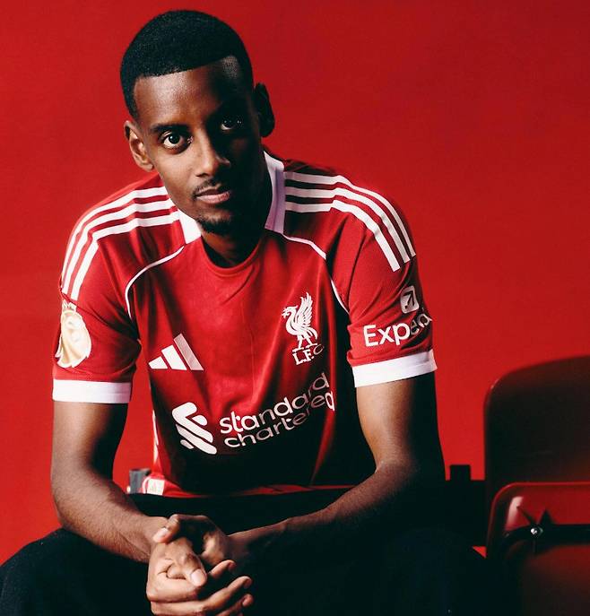 리버풀 유니폼을 입은 알렉산더 이사크. /사진=리버풀 공식 홈페이지 갈무리