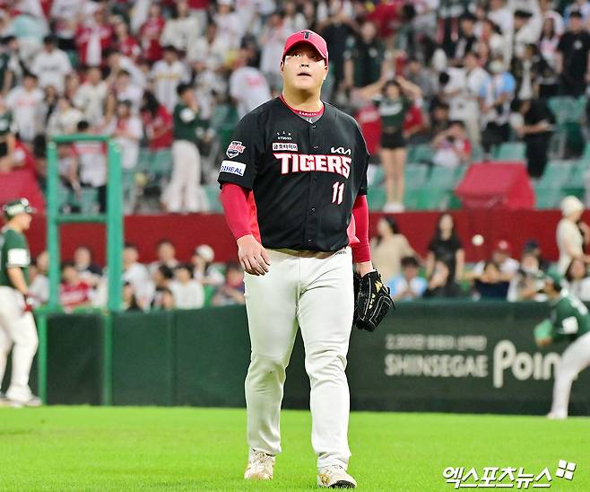 21일 오후 인천SSG랜더스필드에서 열린 '2025 신한 SOL Bank KBO리그' KIA 타이거즈와 SSG 랜더스의 경기, 8회말 수비를 마친 KIA 조상우가 더그아웃으로 향하고 있다. 엑스포츠뉴스 DB