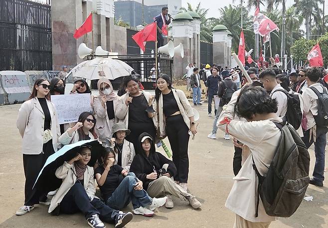 기념사진 찍는 집회 참가자들 (자카르타=연합뉴스) 손현규 특파원 = 지난 1일(현지시간) 오후 인도네시아 수도 자카르타 중심부 스나얀에 있는 국회의사당 정문 앞에서 집회 참가자들이 기념사진을 찍고 있다. 2025.9.2