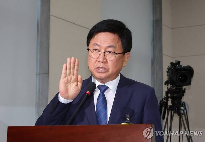 선서하는 최교진 교육부 장관 후보자 (서울=연합뉴스) 김주성 기자 = 최교진 부총리 겸 교육부 장관 후보자가 2일 국회 교육위원회에서 열린 인사청문회에서 선서하고 있다. 2025.9.2 utzza@yna.co.kr