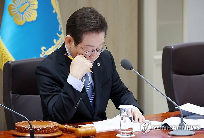 국무회의 현안 토의 자료 살피는 이재명 대통령 (서울=연합뉴스) 한상균 기자 = 이재명 대통령이 2일 용산 대통령실에서 열린 국무회의에서 현안 토의 자료를 살피고 있다. 2025.9.2 xyz@yna.co.kr