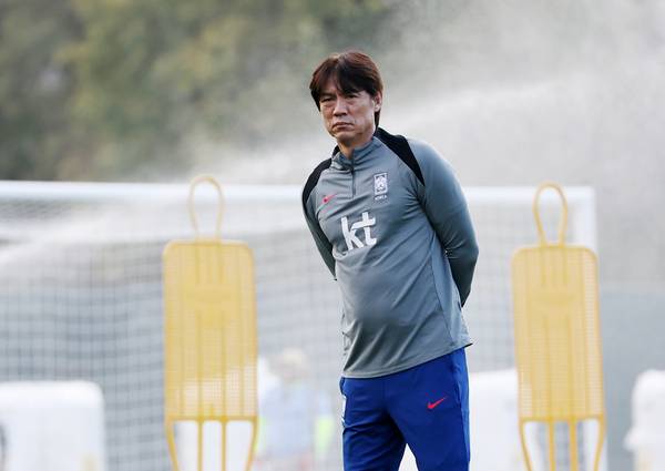 2일(현지시간) 미국 뉴욕주 아이칸 스타디움에서 열린 한국 축구 대표팀 훈련에 앞서 홍명보 감독이 경기장을 둘러보고 있다. 2025.9.3 /연합뉴스