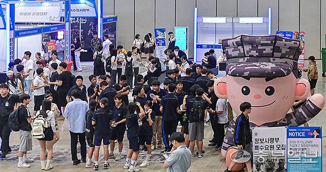 2일 오전 고양시 킨텍스 제2전시장에서 열린 '2025 경기교육청 직업계고 취창업박람회'를 찾은 학생들로 박람회장이 붐비고 있다. 임채운기자