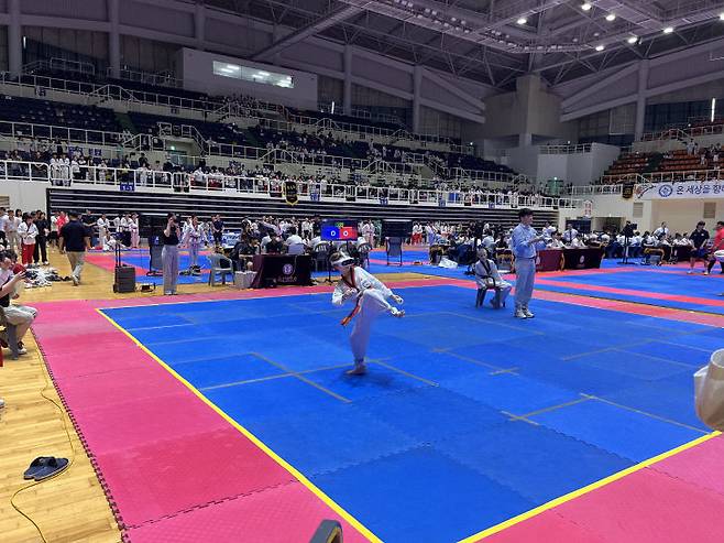 VR장비를 착용한 태권도 선수가 가상의 상대와 대련 시연을 선보이고 있다. (대한버추얼 스포츠협회)