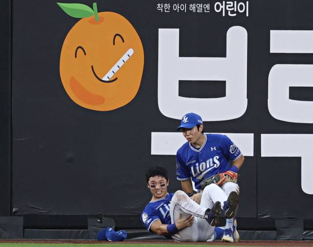 삼성 라이온즈의 김성윤(아래)과 김지찬. 지난달 30일 한화 이글스와의 경기 도중 우익수와 중견수로 출장, 둘 사이에 떨어지는 타구를 서로 잡으려다 충돌 후 상태를 확인하는 모습. 다행히 몸 상태엔 이상이 없고 타구도 잡아냈다. 삼성 제공