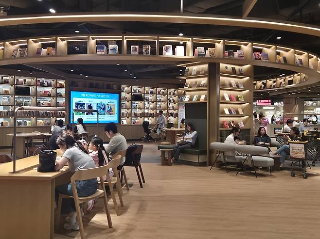 2일 오후 경북 경산시의 한 대형마트에 가족과 함께 카트를 끌고 쇼핑을 하고, 책을 읽거나 커피를 마시는 시민들로 붐비고 있다.