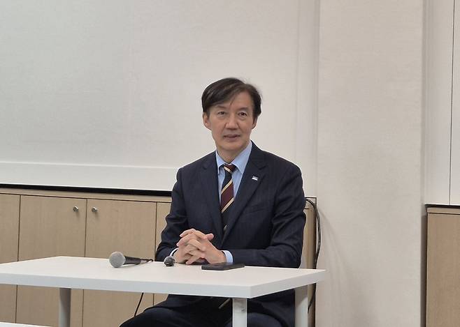 사면 후 처음 대구를 방문한 조국 혁신정책연구원장은 3일 대구 수성구 사회적협동조합 ‘지식과 세상’에서 기자들과 만나 대화를 나누고 있다. /장은희기자