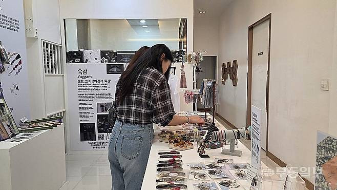 2일 'K-MOTIVE' 팝업 행사가 열리고 있는 광주 서구 금호웨딩전시관에서 방문객들이 지역 브랜드인 '댕스플라워'의 상품들을 보고 있다.