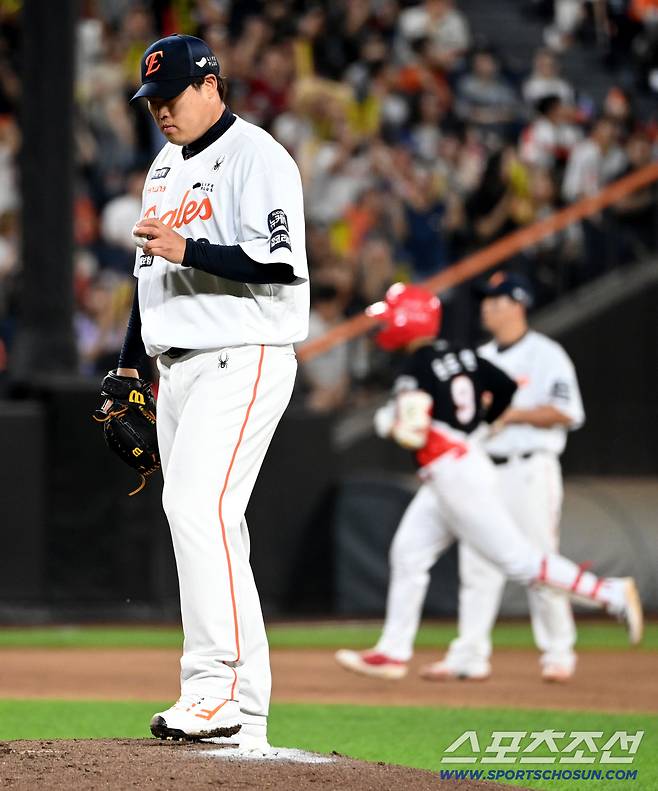 2일 대전 한화생명볼파크에서 열린 KIA와 한화의 경기, 3회말 류현진이 윤도현에 선제 솔로홈런을 허용하며 아쉬워하고 있다. 대전=허상욱 기자wook@sportschosun.com/2025.09.02/