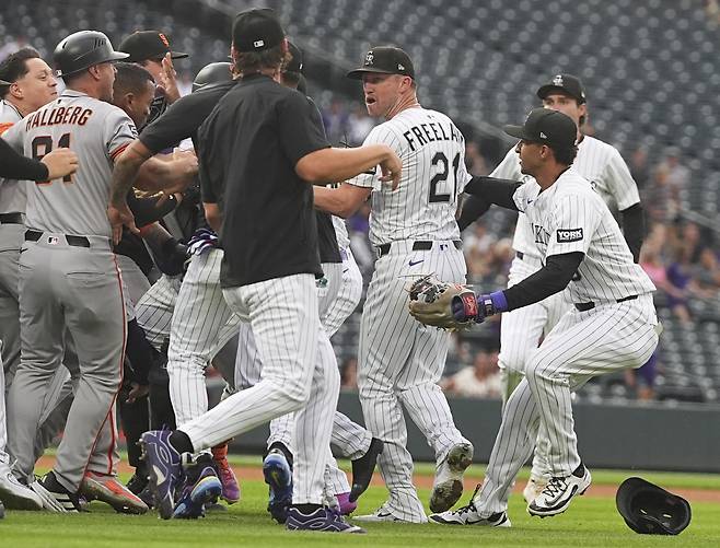 Colorado Rockies pitcher Kyle Freeland (21) is protected by teammates as members of the San Francisco Giants pursue after Freeland exchanged words with the Giants' Rafael Devers in the first inning of a baseball game Tuesday, Sept. 2, 2025, in Denver. (AP Photo/David Zalubowski)
<저작권자(c) 연합뉴스, 무단 전재-재배포, AI 학습 및 활용 금지>