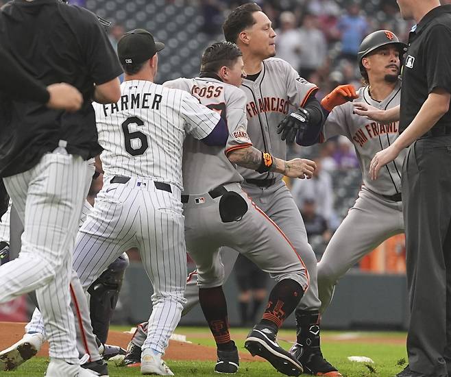 San Francisco Giants players pursue Colorado Rockies starting pitcher Kyle Freeland after he exchanged words with the Giants' Rafael Devers following Devers' two-run home run in the first inning of a baseball game Tuesday, Sept. 2, 2025, in Denver. (AP Photo/David Zalubowski)
<저작권자(c) 연합뉴스, 무단 전재-재배포, AI 학습 및 활용 금지>