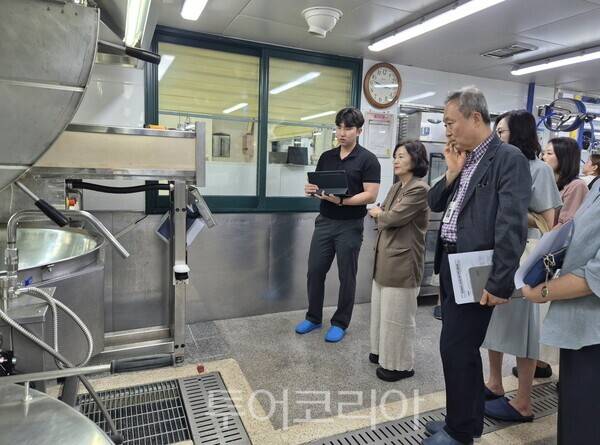 경기도의회 김영희 의원, 학교급식실 조리로봇 운영 현장 점검김영희 경기도 의원이 지난 2일 오산 운천중학교를 방문해 학교 관계자들과 조리로봇 작동 상황을 살펴보고 있다./사진=경기도의회