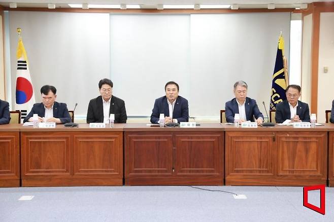 대한전문건설협회가 3일 서울 동작구 전문건설회관에서 개최한 창립 40주년 기자간담회에서 윤학수 중앙회장(가운데)이 발언하고 있다.