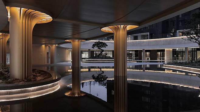 서울 성동구 행당동에 들어선 '라체르보 푸르지오 써밋'. 단지 지하 1층 커뮤니티 공간 '써밋 라운지'에 휴식 공간인 '선큰 정원'이 조성됐다. /대우건설