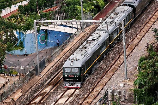 9월 2일 오후 김정은 국무위원장을 태운 전용열차가 베이징으로 들어오고 있다./로이터 연합뉴스