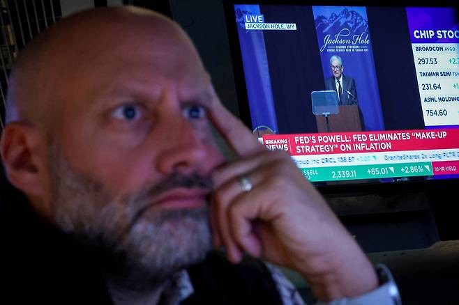 트레이더가 뉴욕증권거래소(NYSE)에서 작업하고 있다. /연합뉴스