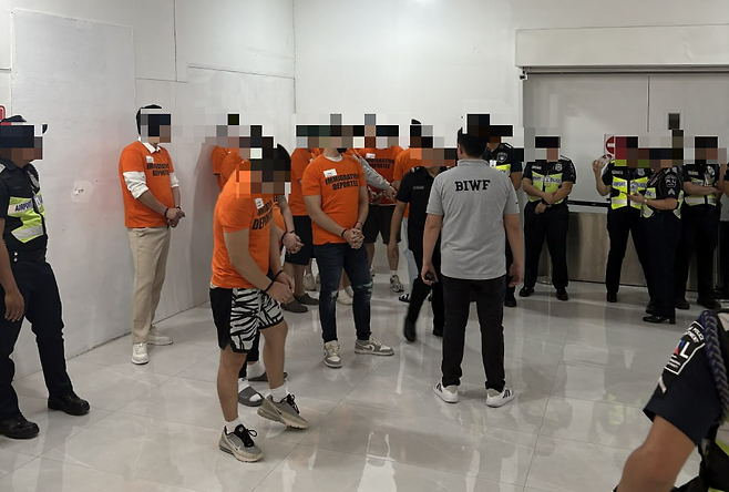 3일 필리핀 마닐라 니노이아키노 국제공항에서 출국 대기 중인 한국인 범죄 피의자들의 모습. 경찰청 제공