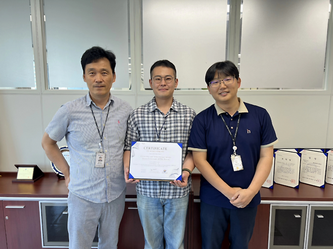 ETRI 연구진이 지능형 감시 국제대회에서 세계 1위를 차지했다. 왼쪽부터 대경권연구본부 변우진 본부장, 김상원 연구원, 김광주 AI인프라연구실장.