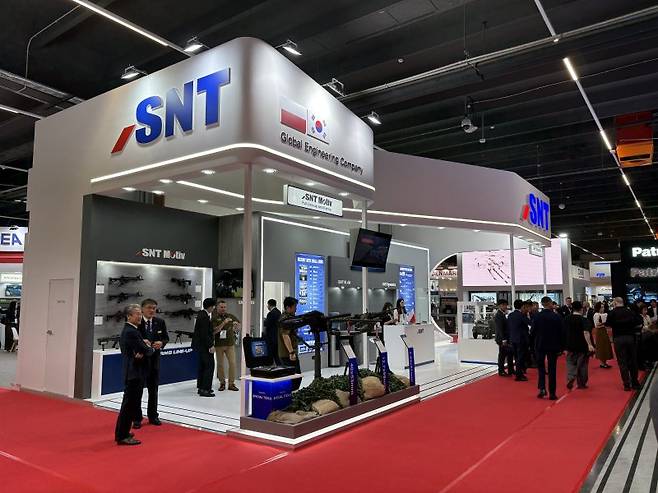 5일까지 폴란드 키엘체에서 열리는 'MSPO 2025' 국제방산전시회에 공동 참가한 SNT다이내믹스·SNT모티브 부스 SNT그룹 제공