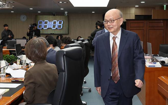 서울 중구 국가인권위원회 청사 14층 전원위원회실로 입장하는 안창호 위원장. 2025년 3월24일의 모습. 신소영 기자 viator@hani.co.kr