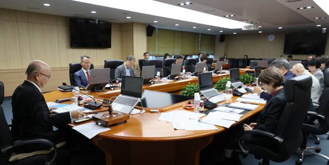 인권위 전원위원회에 안창호 위원장을 포함한 인권위원들이 앉아있다. 2024년 10월28일 모습. 신소영 기자 viator@hani.co.kr