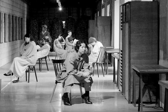 배우 이항나가 연출하는 체호프 연극 ‘바냐 아저씨’는 별도 무대 없이 배우들이 관객들이 앉은 의자 사이를 오가며 연기한다. 더룸욕망극장 제공