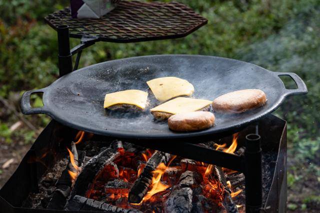 키틸라 아에케누스호변의 뫼끼에서 모닥불을 피워 식사를 준비하는 모습.