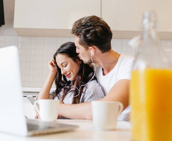 키스가 타액 산성도(pH)를 정상화해 충치 예방에 효과적이라는 연구 결과가 나왔다./사진=클립아트코리아
